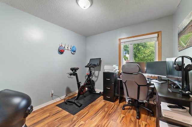 311 70th Ave W, Duluth, MN 55807 - home office featuring wood finished floors and a textured ceiling