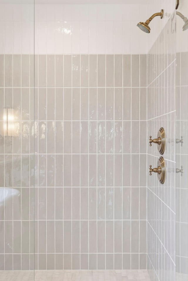 956 Mississippi River Blvd S, Saint Paul, MN 55116 - bathroom with tiled shower