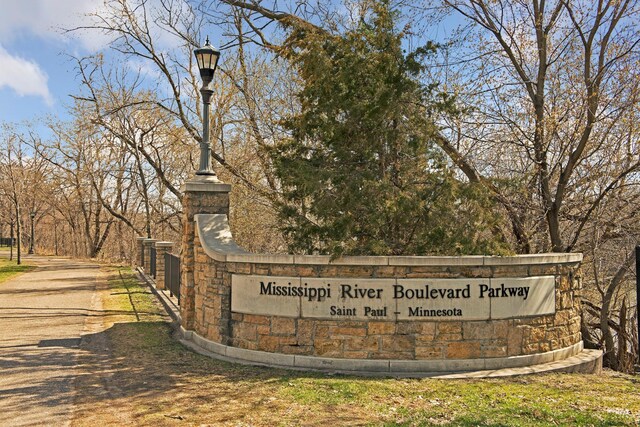 956 Mississippi River Blvd S, Saint Paul, MN 55116 - community sign with driveway