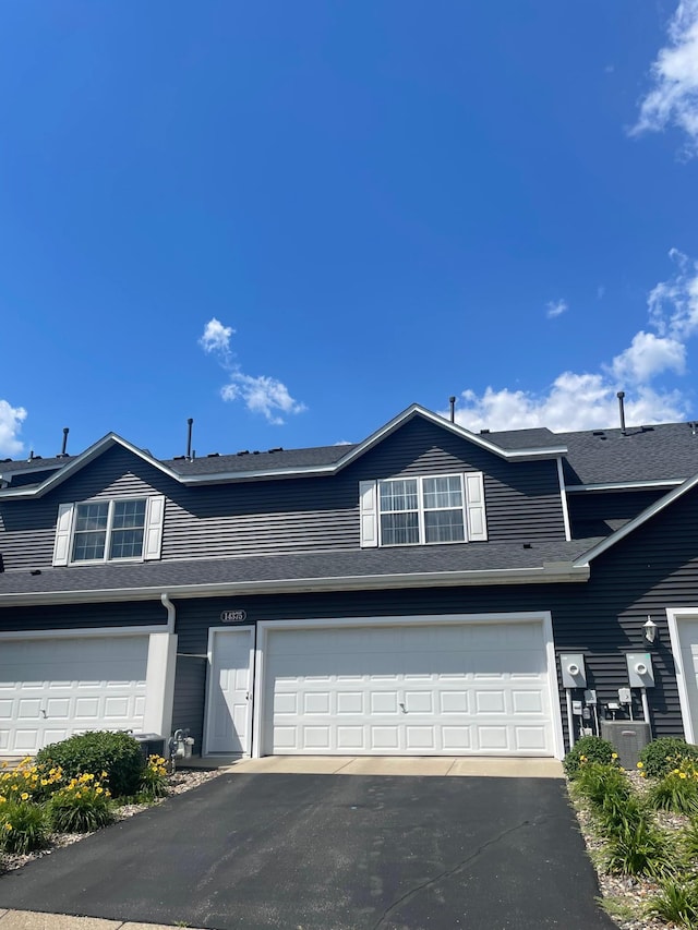 14375 Banyan Ln, Rosemount, MN 55068 - view of front of house with a garage and driveway