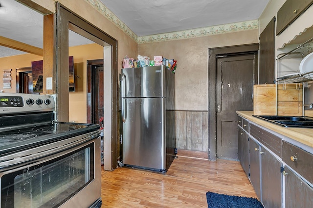 208 27th Ave N, Saint Cloud, MN 56303 - kitchen featuring stainless steel appliances, light wood finished floors, and light countertops