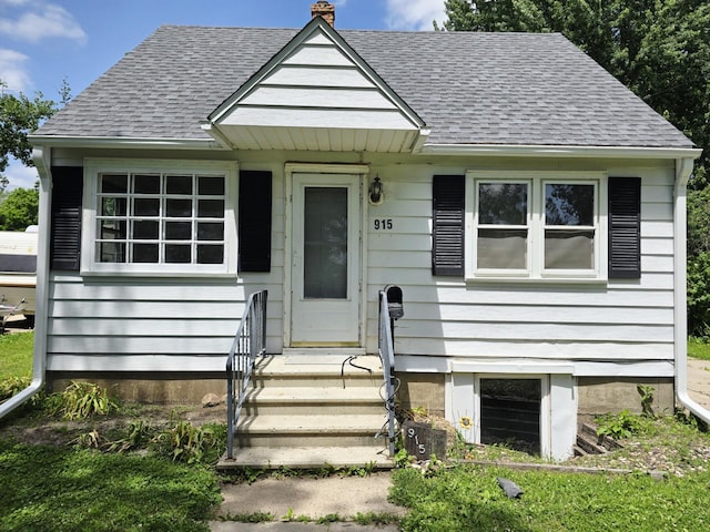 915 14th Ave SE, Austin, MN 55912 - bungalow with a shingled roof and a chimney