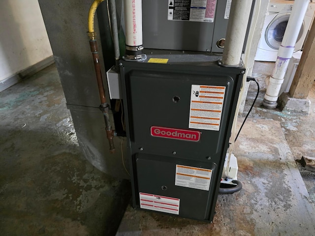915 14th Ave SE, Austin, MN 55912 - utilities with heating unit and washer / clothes dryer