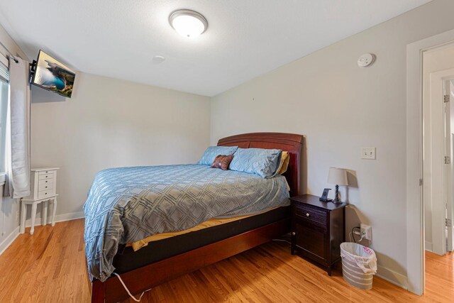 511 9th Ave SW, Faribault, MN 55021 - bedroom with light wood-type flooring and baseboards
