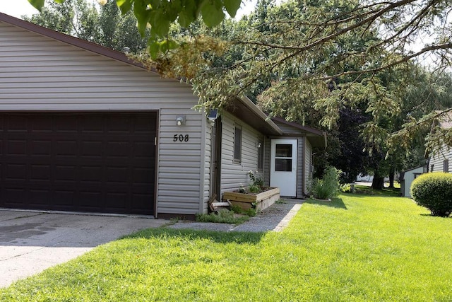 508 Jackson St SW, Hutchinson, MN 55350 - view of side of property featuring a lawn and asphalt driveway
