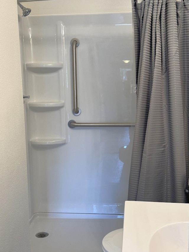 251 Colfax Ave NE, Hector, MN 55342 - full bathroom featuring curtained shower and vanity