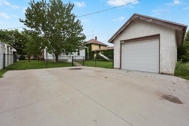 730 13th Ave S, Saint Cloud, MN 56301 - detached garage featuring concrete driveway