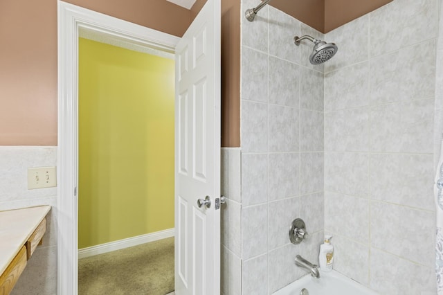 2735 Chisholm Ave N, Saint Paul, MN 55109 - bathroom featuring bathing tub / shower combination