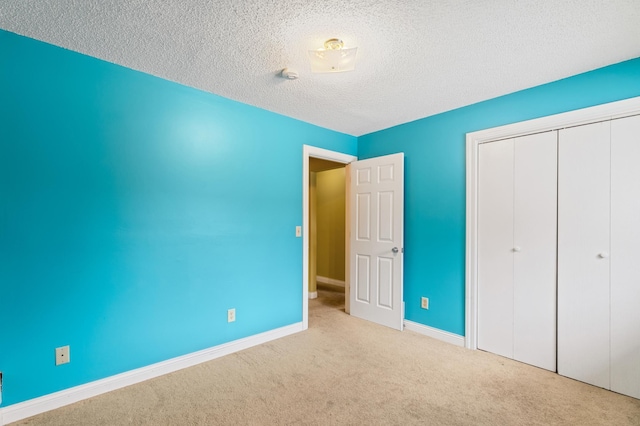 2735 Chisholm Ave N, Saint Paul, MN 55109 - unfurnished bedroom with carpet, a textured ceiling, and a closet