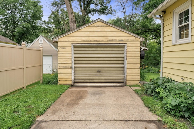208 12th St SE, Austin, MN 55912 - detached garage featuring driveway