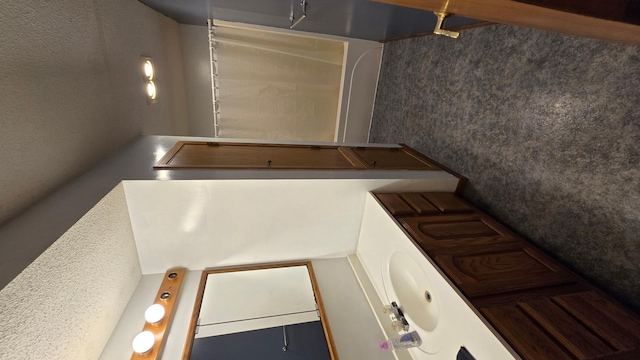 2145 Kenneth Dr, Albert Lea, MN 56007 - bathroom featuring a textured wall