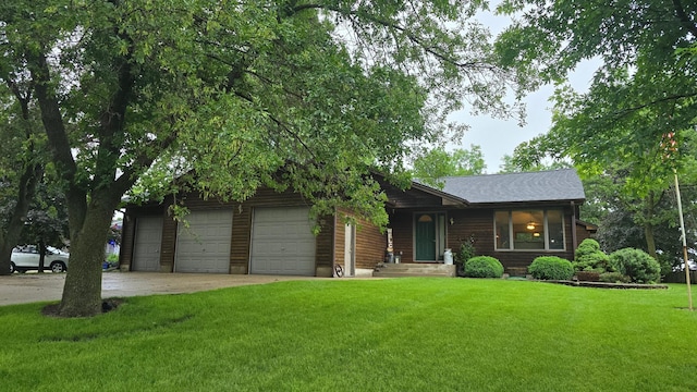 2145 Kenneth Dr, Albert Lea, MN 56007 - view of front of property featuring driveway, a front lawn, and an attached garage
