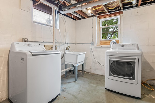 2196 7th St W, Saint Paul, MN 55116 - laundry area featuring washing machine and dryer