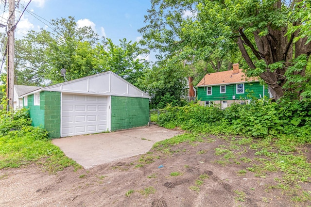 2196 7th St W, Saint Paul, MN 55116 - detached garage with driveway