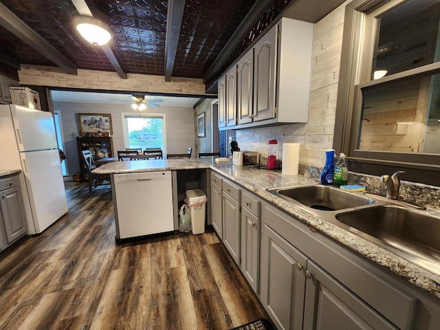 207 Mill Rd, Park Rapids, MN 56470 - kitchen featuring white appliances, a peninsula, dark wood-type flooring, a ceiling fan, and light countertops