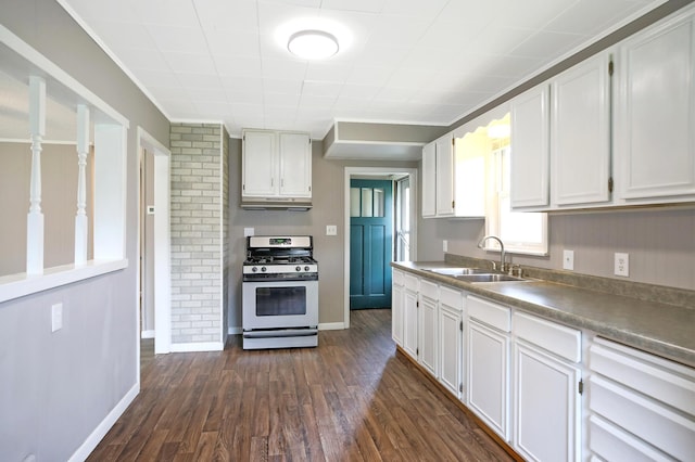 913 12th Ave SE, Austin, MN 55912 - kitchen with white gas range oven, white cabinetry, dark wood-style flooring, under cabinet range hood, and crown molding