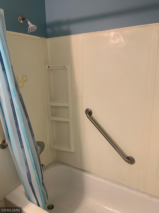 7236 72nd Ln N Unit 202, Brooklyn Park, MN 55428 - full bath featuring shower / tub combo with curtain