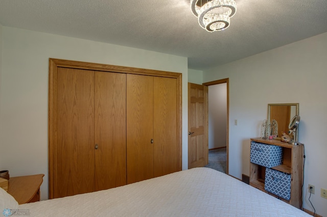 15544 60th Ave S, Riverton Twp, MN 56547 - bedroom with a closet, a chandelier, and a textured ceiling