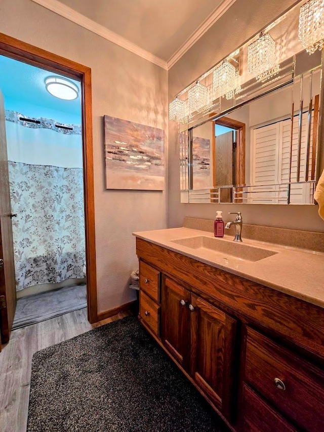 902 6th Ave SE, Pipestone, MN 56164 - bathroom featuring wood finished floors, vanity, crown molding, and curtained shower