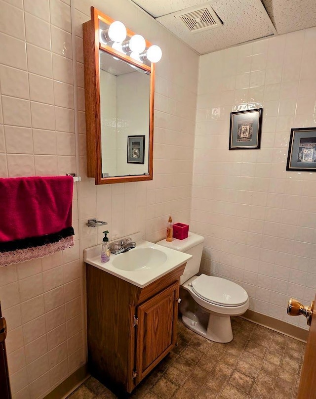 902 6th Ave SE, Pipestone, MN 56164 - half bath featuring tile walls and vanity