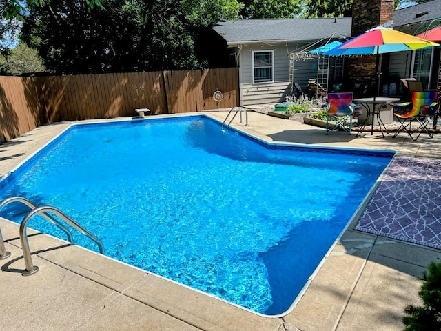 902 6th Ave SE, Pipestone, MN 56164 - view of pool with a patio area