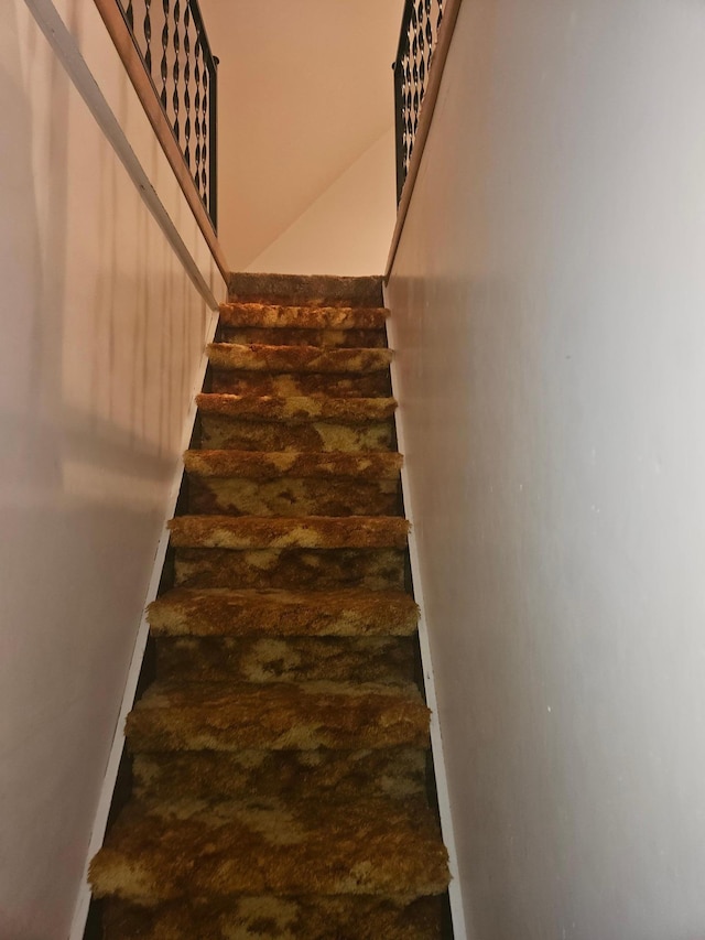 442 Cleveland Ave W, Winnebago, MN 56098 - view of stairway