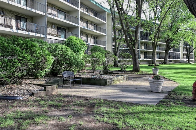 10501 Cedar Lake Rd Unit 217, Minnetonka, MN 55305 - surrounding community featuring a yard
