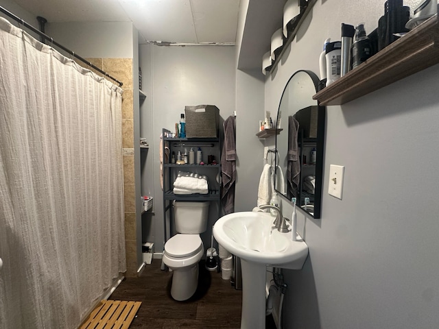 713 2nd St NE, Minneapolis, MN 55413 - bathroom featuring wood finished floors and curtained shower