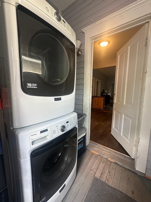 713 2nd St NE, Minneapolis, MN 55413 - laundry area with stacked washing machine and dryer and hardwood / wood-style floors