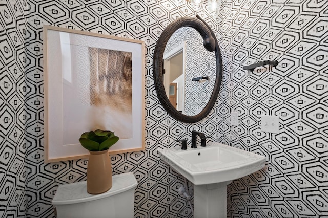 1162 Woods Creek Dr, Delano, MN 55328 - bathroom featuring wallpapered walls