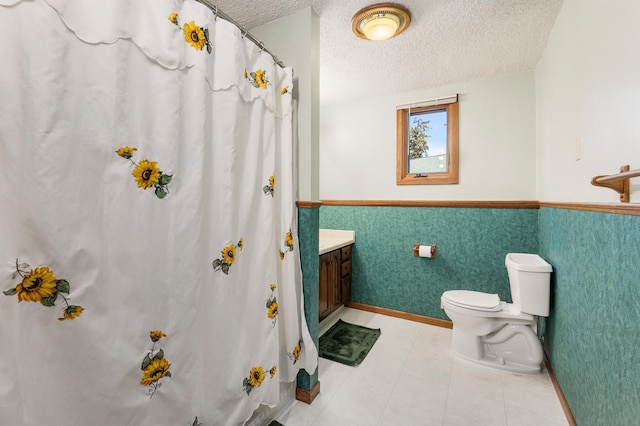 655 48th Ave, Goodview, MN 55987 - full bathroom with a textured ceiling, a wainscoted wall, vanity, a shower with shower curtain, and wallpapered walls
