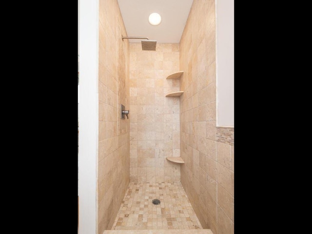 1632 Seashell Ln, Waconia, MN 55387 - bathroom featuring a tile shower and recessed lighting