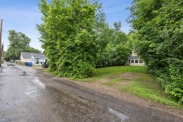 1330 12th St N, Fargo, ND 58102 - view of dirt / gravel road