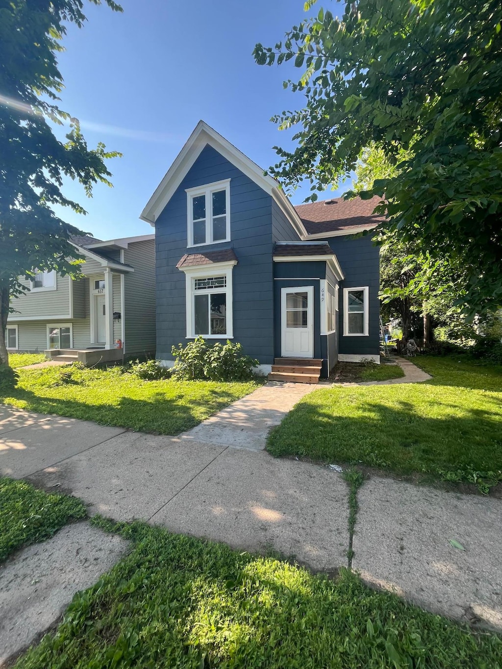 649 Lafond Ave, Saint Paul, MN 55104 - view of front of house featuring a front yard