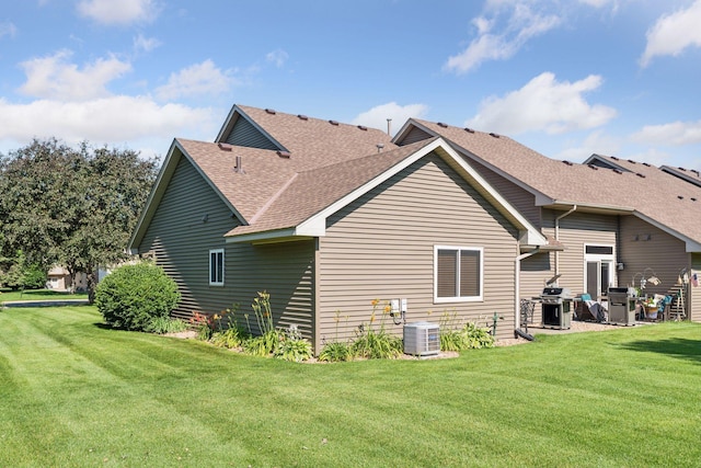 7140 Ivy Ridge Ct, Lino Lakes, MN 55014 - rear view of house with a shingled roof and a lawn