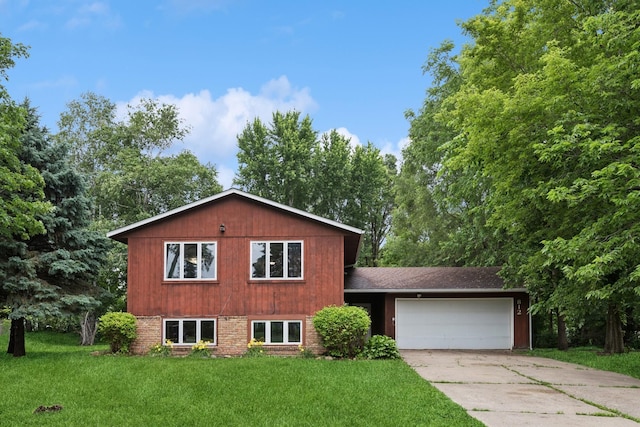 812 Ivanhoe Dr, Northfield, MN 55057 - tri-level home with concrete driveway, an attached garage, and a front lawn