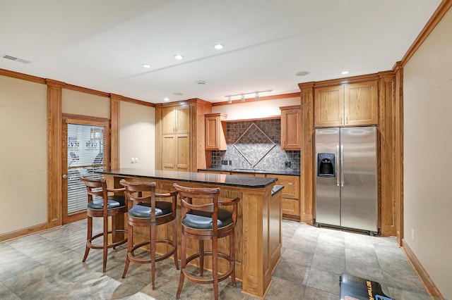 7569 Blackoaks Ln N, Maple Grove, MN 55311 - kitchen with stainless steel fridge, dark countertops, tasteful backsplash, a kitchen breakfast bar, and recessed lighting