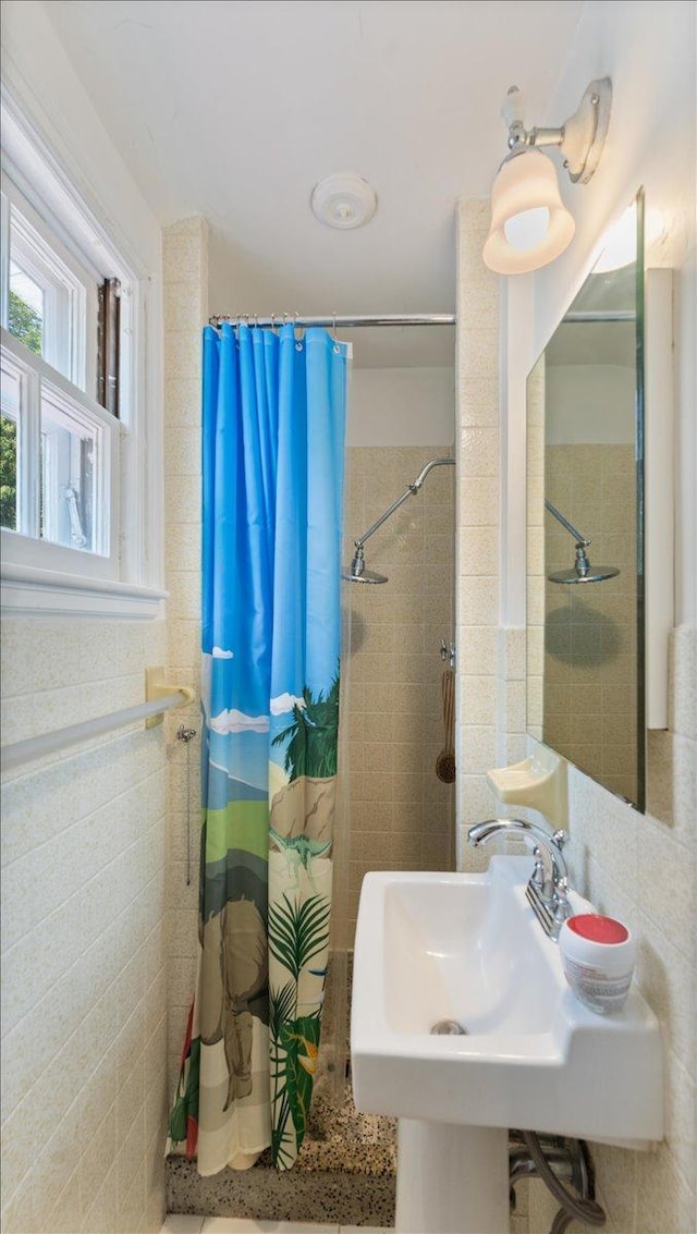 918 Trott Ave SW, Willmar, MN 56201 - full bath featuring tile walls and curtained shower