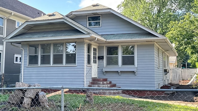 995 Wakefield Ave, Saint Paul, MN 55106 - bungalow-style house with entry steps