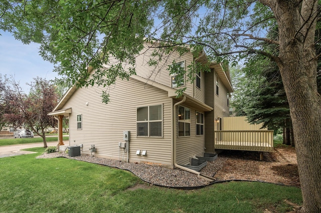 1011 6th Ave NE, Buffalo, MN 55313 - view of side of home with a lawn and a deck