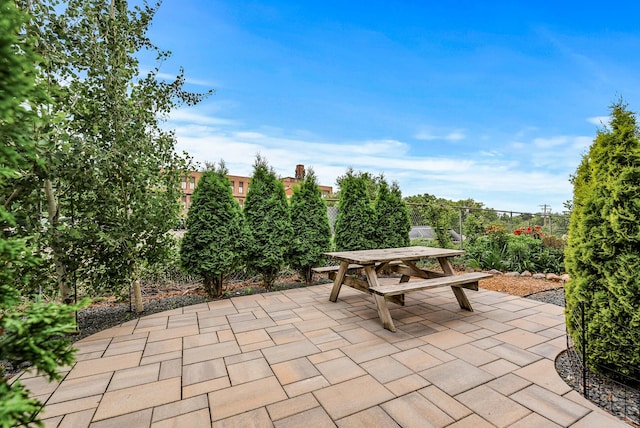2800 44th St Unit 608, Minneapolis, MN 55410 - fenced backyard featuring a patio area and outdoor dining space