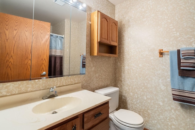 1200 18th Ave NW Unit 132, Austin, MN 55912 - full bath with wallpapered walls, vanity, and curtained shower