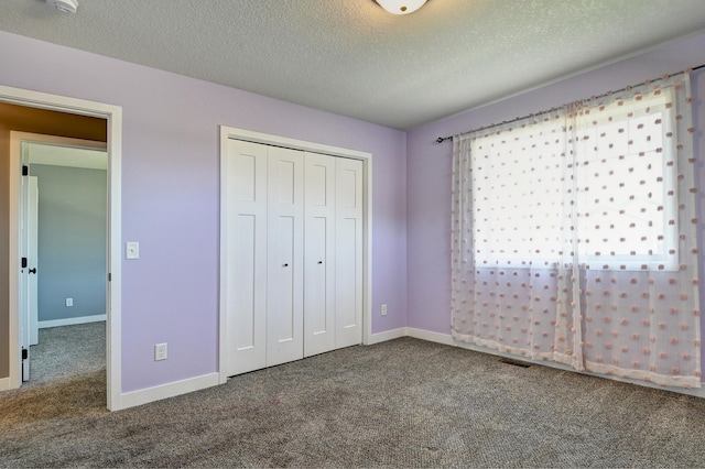 38391 Hunters Ridge Trl, North Branch, MN 55056 - unfurnished bedroom featuring carpet, a textured ceiling, and a closet