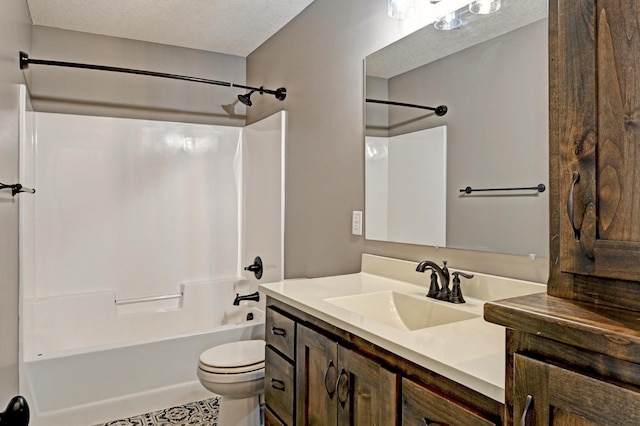 38391 Hunters Ridge Trl, North Branch, MN 55056 - full bath with vanity and shower / bath combination