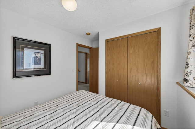 7217 92nd Trl N, Brooklyn Park, MN 55445 - bedroom featuring a closet and a textured ceiling