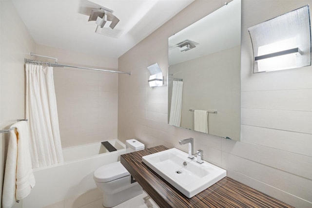 1921 Ewing Ave S, Minneapolis, MN 55416 - full bathroom featuring shower / bath combo with shower curtain, tile walls, decorative backsplash, vanity, and plenty of natural light