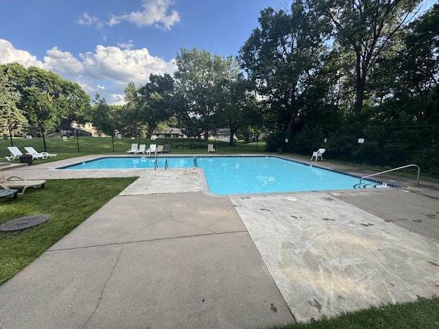 4463 Arden View Ct, Arden Hills, MN 55112 - community pool with a patio