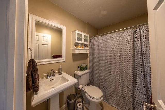 1100 27th St SW, Austin, MN 55912 - bathroom with toilet and a shower with curtain