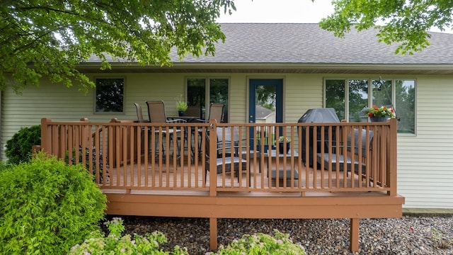 1100 27th St SW, Austin, MN 55912 - back of house with a wooden deck and a shingled roof