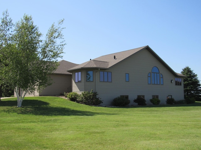 316 8th St NE, Fulda, MN 56131 - view of side of property featuring a yard and roof with shingles